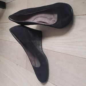 Aerosole Size 8 Black Suede Wedges